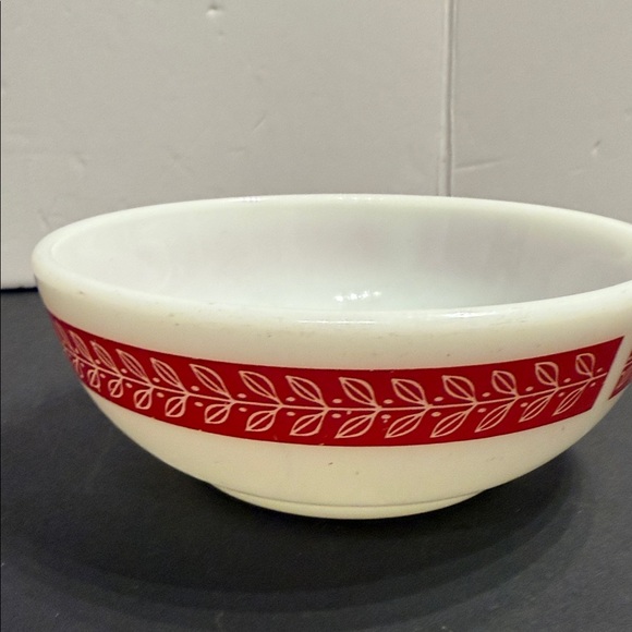 Vintage Pyrex bowl with Autumn Bands Red or Laurel Leaf pattern by Corning 5.5" - Picture 8 of 11